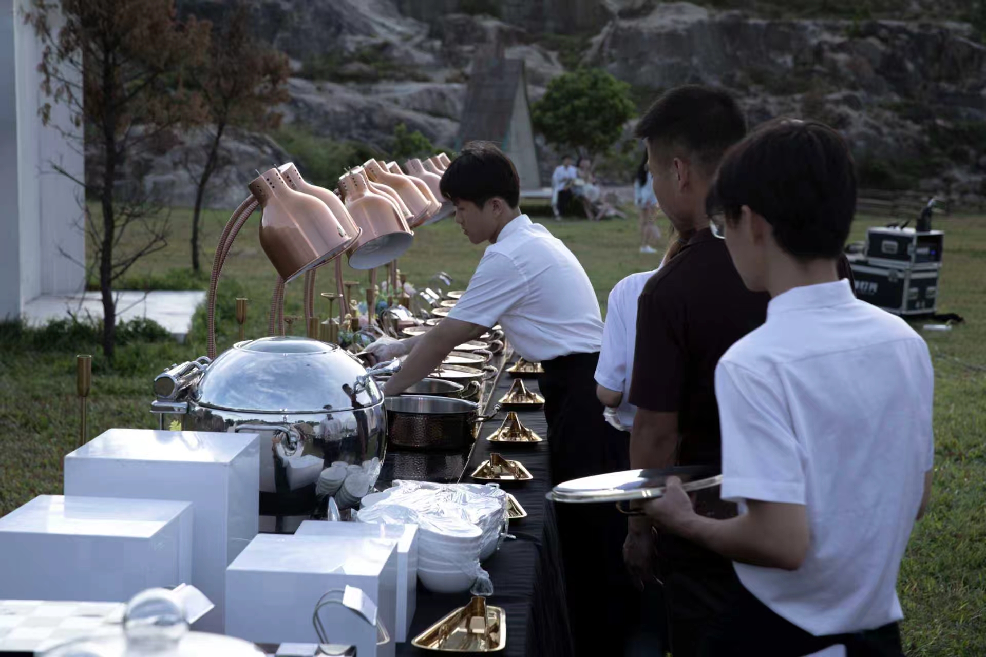 户外自助餐台与用餐服务